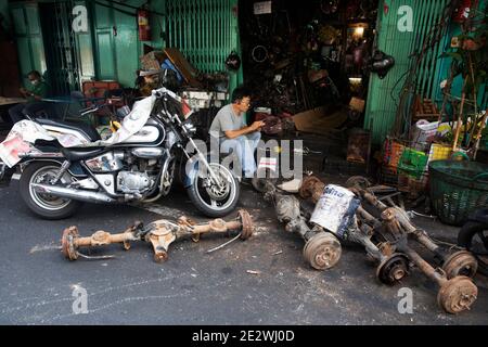 Man Phone SMS in Werkstatt in Talat Noi Nachbarschaft Von Bangkok Stockfoto