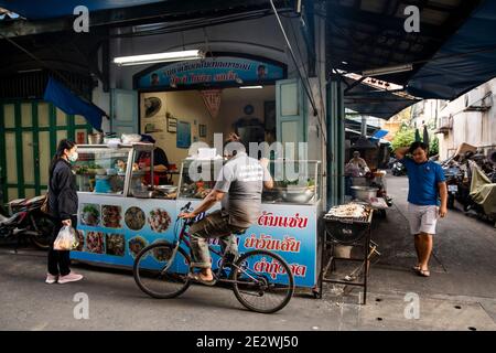 Einheimische halten am Street Food Vendor, um Meeresfrüchte in Talat Noi, Bangkok zu kaufen Stockfoto