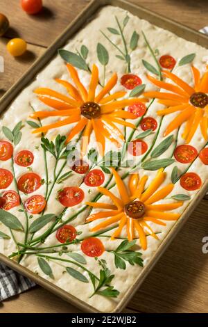 Hausgemachte Blume Focaccia Brot Kunst mit Kräutern und Gemüse Stockfoto