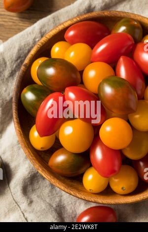 Raw Organic Heirloom Tomaten in eine Schüssel geben. Stockfoto