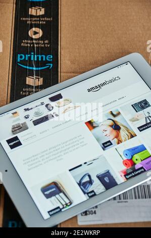 Berlin, Deutschland - 12. Januar 2021: Logo eines weltweiten Versandunternehmens auf einem Paket. Logo eines weltweiten Versandunternehmens auf einem Paket. Ein Tablet Stockfoto