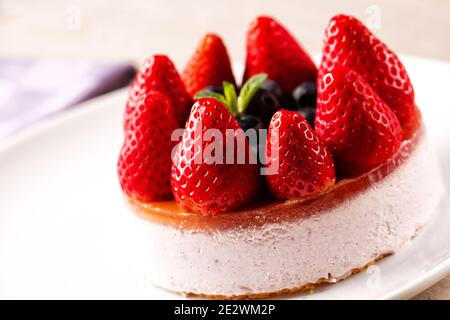 Erdbeere und Blaubeer Käsekuchen. Hochwertige Fotos Stockfoto