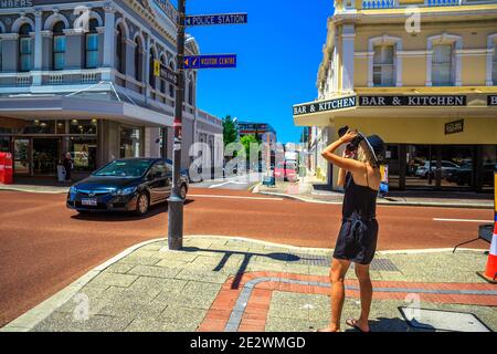 Fremantle, Western Australia, Australien - Jan 2, 2018: Frau Touristenfotos historischen Gebäuden in der zentralen städtischen Straße Hafenstadt Perth Stockfoto