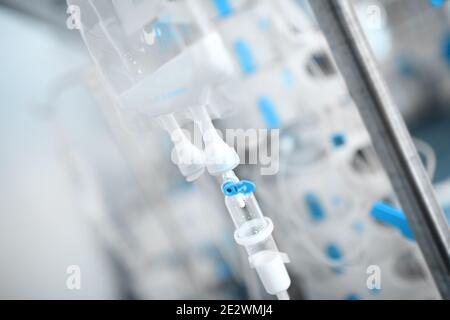 Tropfsack in der Krankenstation auf dem Hintergrund der Ausrüstung. Stockfoto