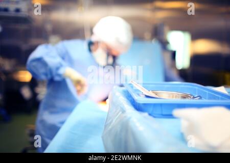 Silhouette des operierenden Chirurgen im Krankenhaus. Stockfoto