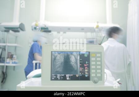Röntgenuntersuchung der Lunge des Patienten auf der Intensivstation. Stockfoto