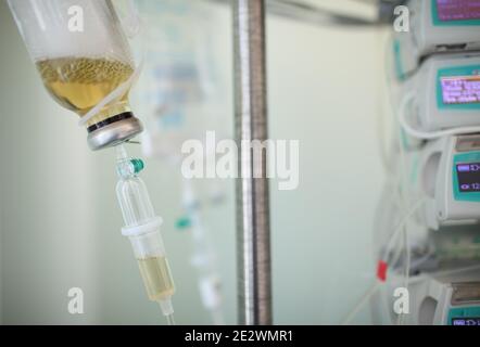 Flasche mit medizinischer Lösung, die auf dem Rack hängt. Stockfoto