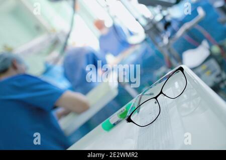 Morgendärzte auf der Intensivstation. Stockfoto