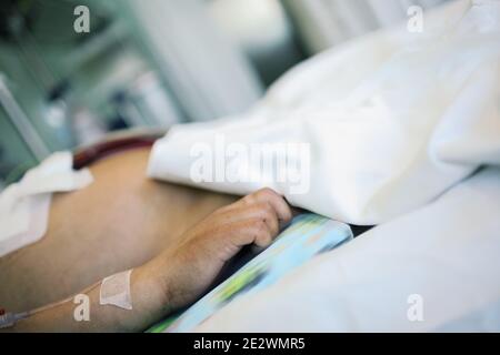 Patient in ernstem Zustand in der Intensivstation. Stockfoto