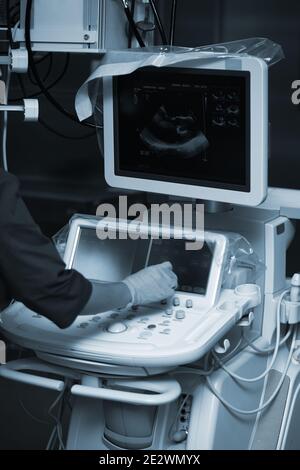 Arzt arbeitet mit Ultraschallgeräten im Krankenhaus. Stockfoto