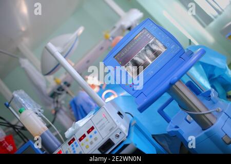 Moderne Technologien zur Überwachung des Zustands des Patienten während der Operation. Stockfoto