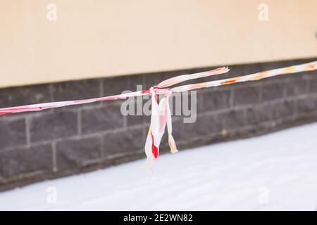 Rot-weißes Sicherheitsband auf Holz im Winter Stockfoto
