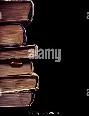 Alte gebrauchte Bücher isoliert auf dem schwarzen Hintergrund. Stockfoto