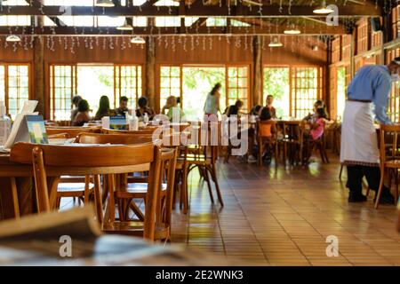 Restaurant Lounge. Im Hintergrund essen noch einige unfokussierte Kunden. Stockfoto