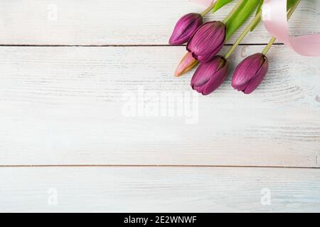 Zarte festliche Hintergrund mit Tulpen auf weißem Holz Hintergrund. Stockfoto