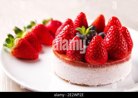 Erdbeere und Blaubeer Käsekuchen. Hochwertige Fotos Stockfoto