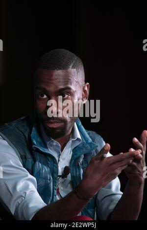 Austin, Texas, USA. 8 Apr, 2019. Schwarze Leben Angelegenheit Aktivist DeRay McKesson hilft die LBJ Bibliothek des ''Summit auf Rennen'' offen auf eine Strafverfolgung panel mit Houston Police Chief Kunst Acevedo. McKesson, Gründer der Kampagne Null, arbeitet zu beseitigen, was er sagt, ungerechtfertigte sind Polizei shootings und aggressiven Polizei Taktik. Credit: Bob Daemmrich/ZUMA Draht/Alamy leben Nachrichten Stockfoto