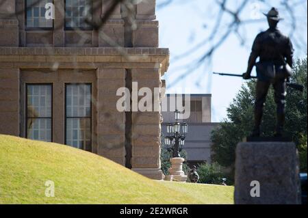 15. Januar 2021: DPS State Troopers und die Texas Army National Guard stehen vor der Texas State Capital für Proteste und Randalierer in Alarmbereitschaft. Austin, Texas. Mario Cantu/CSM Stockfoto