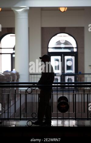 15. Januar 2021: DPS State Trooper stehen auf der Wache im zweiten Stock des Texas State Capitol. Austin, Texas. Mario Cantu/CSM Stockfoto