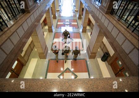 15. Januar 2021: DPS State Troopers stehen im ersten Stock der Texas State Capital in Alarmbereitschaft. Austin, Texas. Mario Cantu/CSM Stockfoto