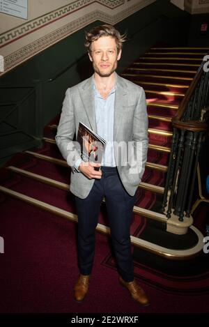 James Norton kommt bei der Eröffnungsnacht von English National BalletÕs Cinderella in-the-round in der Royal Albert Hall in London an. Stockfoto