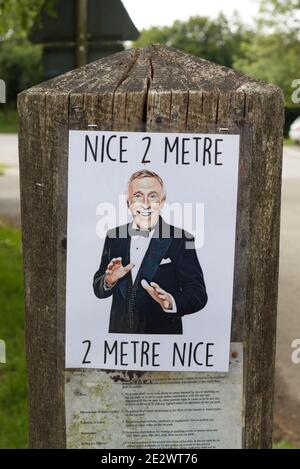 Bruce Forsyth, soziales Distanzschild, schöne 2 Meter, 2 Meter schön, Plakat Stockfoto