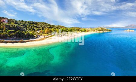 Die kleine Insel Monastiri am Strand Nisiotissa in Evia Insel, Griechenland Stockfoto