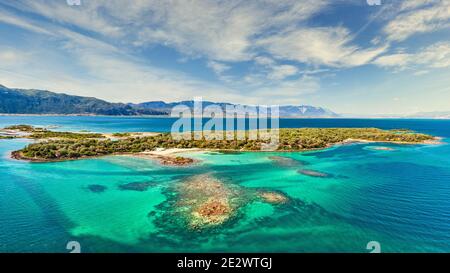 Die kleine Insel Monolia am Lichadonisia Komplex in Evia Insel, Griechenland Stockfoto