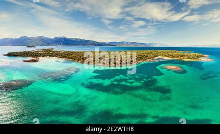 Die kleine Insel Monolia am Lichadonisia Komplex in Evia Insel, Griechenland Stockfoto