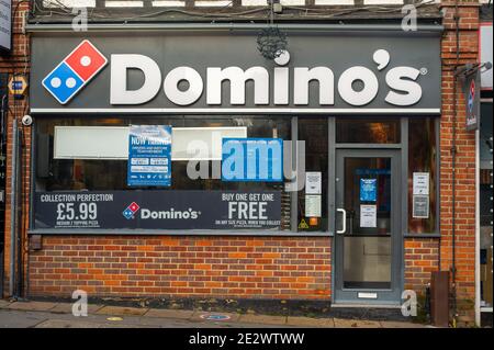 Chalfont St Peter, Buckinghamshire, Großbritannien. Januar 2021. Dominio's Pizza ist während der letzten Covid-19-Sperre weiterhin für Imbisse und Lieferungen geöffnet. Quelle: Maureen McLean/Alamy Stockfoto