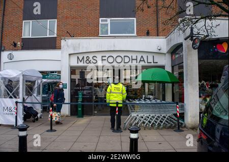 Chalfont St Peter, Buckinghamshire, Großbritannien. Januar 2021. Einkäufer, die heute Morgen vor der M&S Foodhall in Chalfont St Peter Schlange stehen. Quelle: Maureen McLean/Alamy Stockfoto