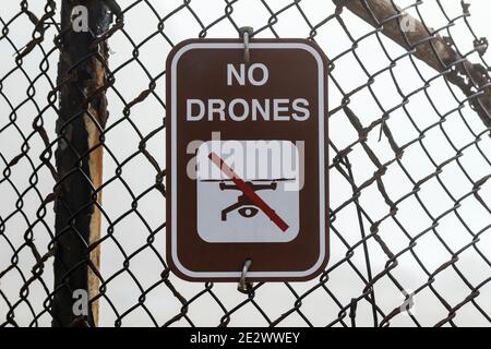 Keine Drohnen Warnschild auf alten rostigen Zaun. Stockfoto