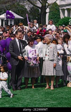 Washington DC, USA, 16. April 1990 Präsident George H.W. Bush und First Lady Barbara Bush präsidieren den Start des jährlichen Ostereierrolls auf dem South Lawn des Weißen Hauses.Quelle: Mark Reinstein/MediaPunch Stockfoto