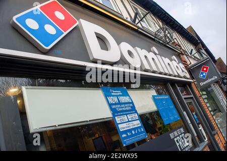 Chalfont St Peter, Buckinghamshire, Großbritannien. Januar 2021. Dominio's Pizza ist während der letzten Covid-19-Sperre weiterhin für Imbisse und Lieferungen geöffnet. Quelle: Maureen McLean/Alamy Stockfoto