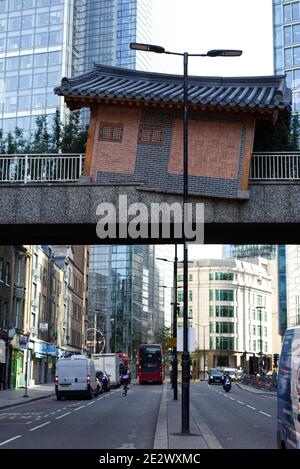 Kunstinstallation einer japanischen Hütte auf einer Brücke in London. Stockfoto