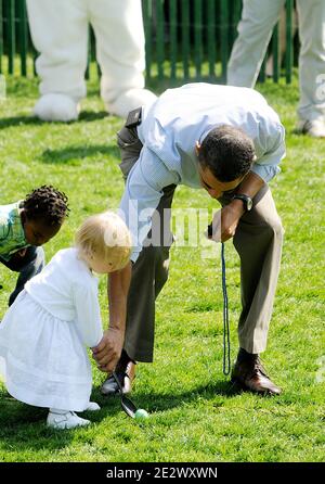 US-Präsident Barack Obama hilft der 18 Monate alten Lilian Plouffe, Tochter des ehemaligen Obama-Wahlkampfmanagers David Plouffe, mit ihrem Ei beim Start des jährlichen Ostereiers des Weißen Hauses auf dem South Lawn des Weißen Hauses in Washington am 5. April 2010. Mehr als 30,000 Menschen aus allen 50 Bundesstaaten nehmen an der jährlichen Veranstaltung Teil. (Bild: Barack Obama) Foto von Olivier Douliery /ABACAPRESS.COM Stockfoto