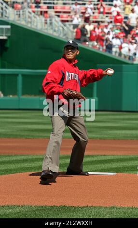 US-Präsident Barack Obama wirft den ersten Pitch beim Hausauftakt der Washingon Nationals am 5. April 10 in Washington DC, USA. Dies ist der 100. Jahrestag der Tradition des Präsidenten. William Howard Taft war der erste Präsident, der dies 1910 tat. Foto von Martin H. Simon/ABACAPRESS.COM (im Bild: Barack Obama) Stockfoto