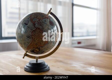 Globe, geografisch veraltete Hilfe, alte Schule, in der modernen Umgebung, Corona-Virus auf der ganzen Welt verbreitet Stockfoto