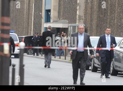 Une pry d'otage est en cours a la prison de la Santa, dans le 14e Arrondissement de Paris, France le 7 Avril 2010. L'otage serait le medecin-Chef du Service de sante medico-psychiatrique regional (SMPR). Il serait retenu sous la menace d'une 'arme blanche' par un detenu inscrit au Registre des detenus particulier surveilles. Photo Mousse/ABACAPRESS.COM Stockfoto