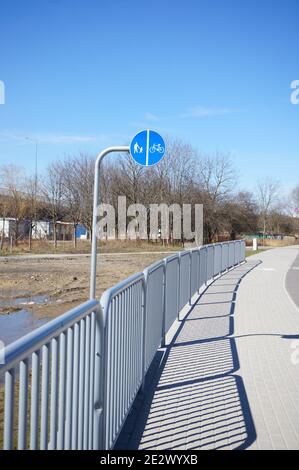 Fahrrad und Fußgängerzone rund blaue Straßenschild Stockfoto