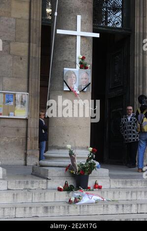 An der Fassade der polnischen Kirche im 8. Bezirk von Paris, Frankreich, werden am 10. April 2010 Porträts des polnischen Präsidenten Lech Kaczynski und seiner Frau Maria aufgestellt. Lech Kaczynski, seine Frau, Polens Zentralbankchef und sein Militärchef waren unter den 97 Toten, als ihr Flugzeug am Samstag bei der Annäherung an einen russischen Flughafen in der Region Smolensk in dichtem Nebel stürzte. Foto von Morgan Dessalles/ABACAPRESS.COM Stockfoto