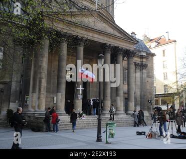 An der Fassade der polnischen Kirche im 8. Bezirk von Paris, Frankreich, werden am 10. April 2010 Porträts des polnischen Präsidenten Lech Kaczynski und seiner Frau Maria aufgestellt. Lech Kaczynski, seine Frau, Polens Zentralbankchef und sein Militärchef waren unter den 97 Toten, als ihr Flugzeug am Samstag bei der Annäherung an einen russischen Flughafen in der Region Smolensk in dichtem Nebel stürzte. Foto von Morgan Dessalles/ABACAPRESS.COM Stockfoto