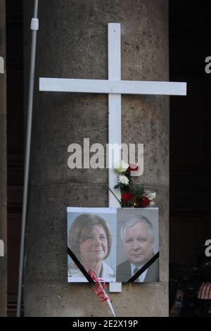 An der Fassade der polnischen Kirche im 8. Bezirk von Paris, Frankreich, werden am 10. April 2010 Porträts des polnischen Präsidenten Lech Kaczynski und seiner Frau Maria aufgestellt. Lech Kaczynski, seine Frau, Polens Zentralbankchef und sein Militärchef waren unter den 97 Toten, als ihr Flugzeug am Samstag bei der Annäherung an einen russischen Flughafen in der Region Smolensk in dichtem Nebel stürzte. Foto von Morgan Dessalles/ABACAPRESS.COM Stockfoto