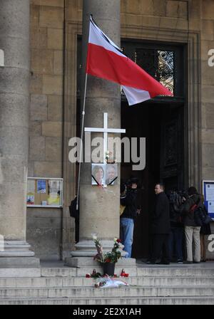 An der Fassade der polnischen Kirche im 8. Bezirk von Paris, Frankreich, werden am 10. April 2010 Porträts des polnischen Präsidenten Lech Kaczynski und seiner Frau Maria aufgestellt. Lech Kaczynski, seine Frau, Polens Zentralbankchef und sein Militärchef waren unter den 97 Toten, als ihr Flugzeug am Samstag bei der Annäherung an einen russischen Flughafen in der Region Smolensk in dichtem Nebel stürzte. Foto von Morgan Dessalles/ABACAPRESS.COM Stockfoto