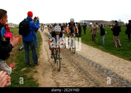 Von R nach L : der Norweger Thor Hushovd (R) vom Team Cervelo, der Spanier Juan Antonio Flecha (C) (Sky) und der Belgier Tom Boonen (Quick Step/Bel) fahren auf der Kopfsteinpflasterstrecke "Pont-Thibaut" während der 108. Auflage des Radrennens Paris-Roubaix zwischen Compi Stockfoto