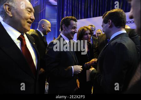 Der französische Präsident Nicolas Sarkozy spricht mit dem Präsidenten der Republik Kasachstan, Nursultan Nazarbajew, dem russischen Präsidenten Dmitri Medwedew und dem ukrainischen Präsidenten Viktor Janukowitsch, während der Eröffnungspräsentel des Atomsicherheitsgipfels mit dem US-Präsidenten am 13. April 2010 im Washington Convention Center in Washington, DC, USA. Foto von Elodie Gregoire/ABACAPRESS.COM Stockfoto