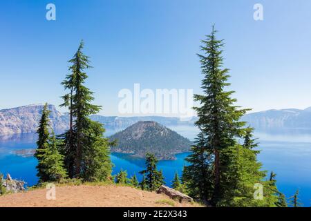 Landschaftlich reizvolle Landschaft und Sommeransicht der Wizard Island im Crater Lake National Park, Oregon, USA Stockfoto