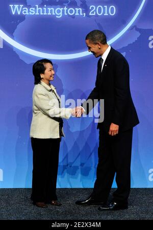 US-Präsident Barack Obama (R) begrüßt am 12. April 2010 die philippinische Präsidentin Gloria Macapagal-Arroyo zum Gipfel der nuklearen Sicherheit im Washington Convention Center in Washington, DC, USA. Foto von Ron Sachs/ABACAPRESS.COM Stockfoto