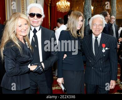 Der US-Modedesigner Ralph Lauren, rechts, zeichnete Chevalier der Ehrenlegion aus, eine der renommiertesten Auszeichnungen Frankreichs, flankiert von der Chefredakteurin der französischen Vogue-Ausgabe, Carine Roitfeld, zweite rechts, Pose mit dem deutschen Modedesigner Karl Lagerfeld und seiner Frau Ricky Lauren bei einer Zeremonie im Elysee Palace in Paris, Frankreich am 15. April 2010. Foto von Francois Mori/Pool/ABACAPRESS.COM Stockfoto