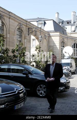 Außenminister Bernard Kouchner kommt am 18. April 2010 in Matignon zu einer Regierungsversammlung in Paris an. Foto von Stephane Lemouton/ABACAPRESS.COM Stockfoto